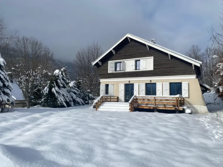 le chalet sous la neige